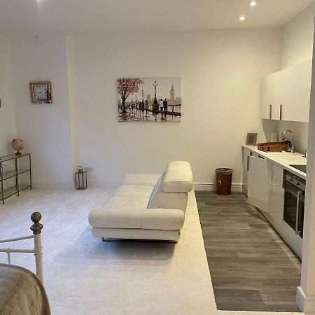 Lovely 1-Bedroom Loft Apartment Above Shop With Free Parking- Long Term Let Available Maldon Eksteriør bilde