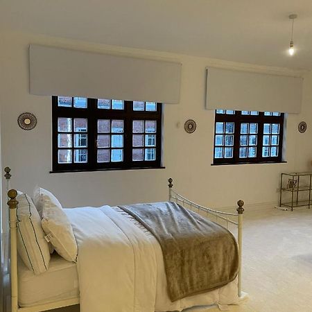 Lovely 1-Bedroom Loft Apartment Above Shop With Free Parking- Long Term Let Available Maldon Eksteriør bilde