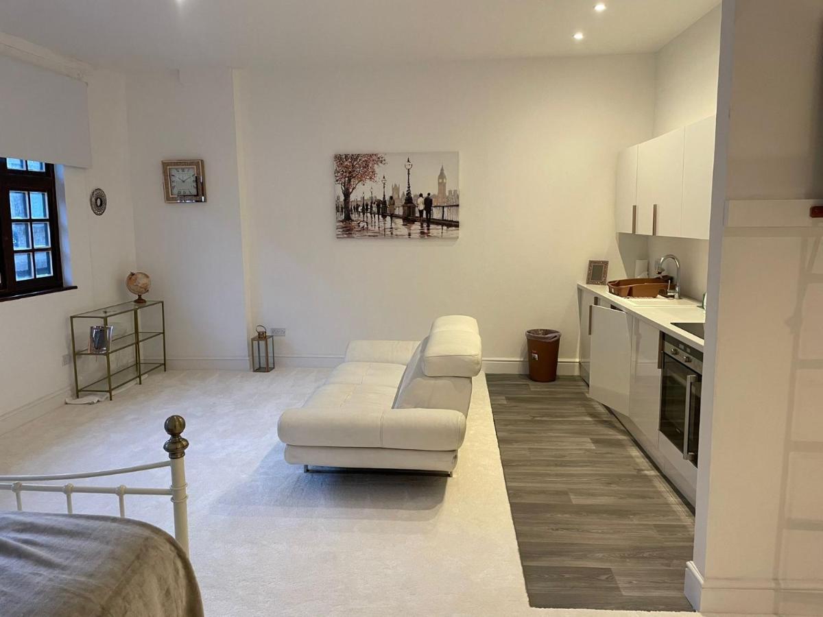 Lovely 1-Bedroom Loft Apartment Above Shop With Free Parking- Long Term Let Available Maldon Eksteriør bilde