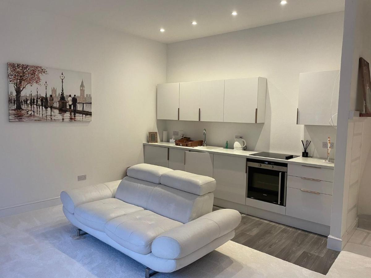 Lovely 1-Bedroom Loft Apartment Above Shop With Free Parking- Long Term Let Available Maldon Eksteriør bilde