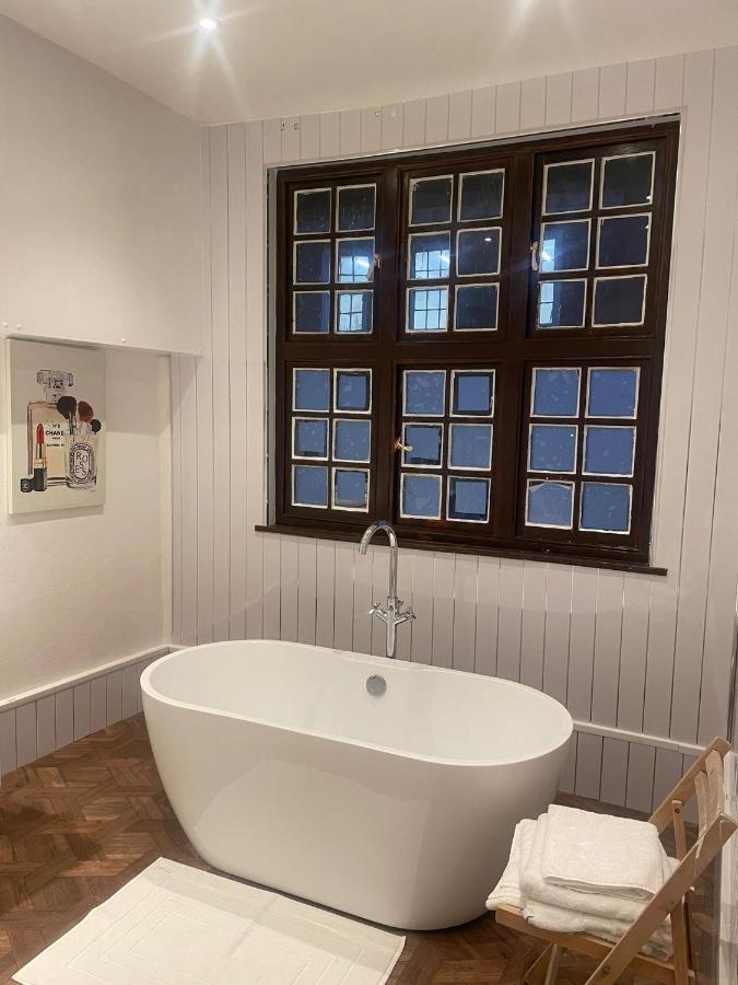 Lovely 1-Bedroom Loft Apartment Above Shop With Free Parking- Long Term Let Available Maldon Eksteriør bilde