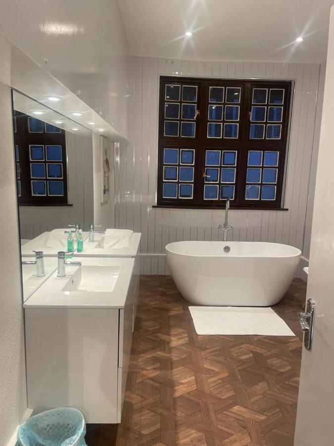 Lovely 1-Bedroom Loft Apartment Above Shop With Free Parking- Long Term Let Available Maldon Eksteriør bilde